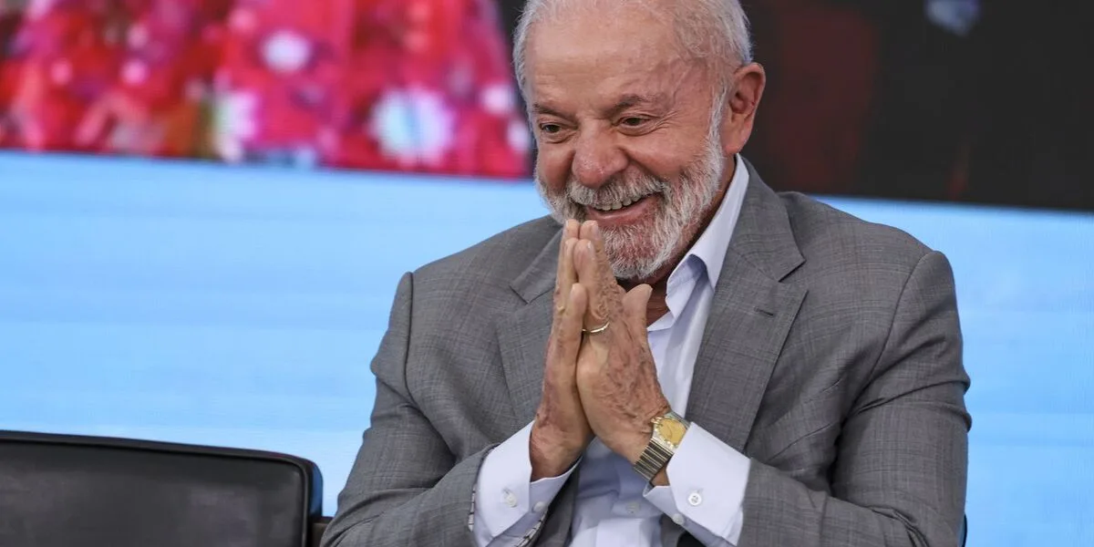 Lula sorri em evento público, foto de arquivo