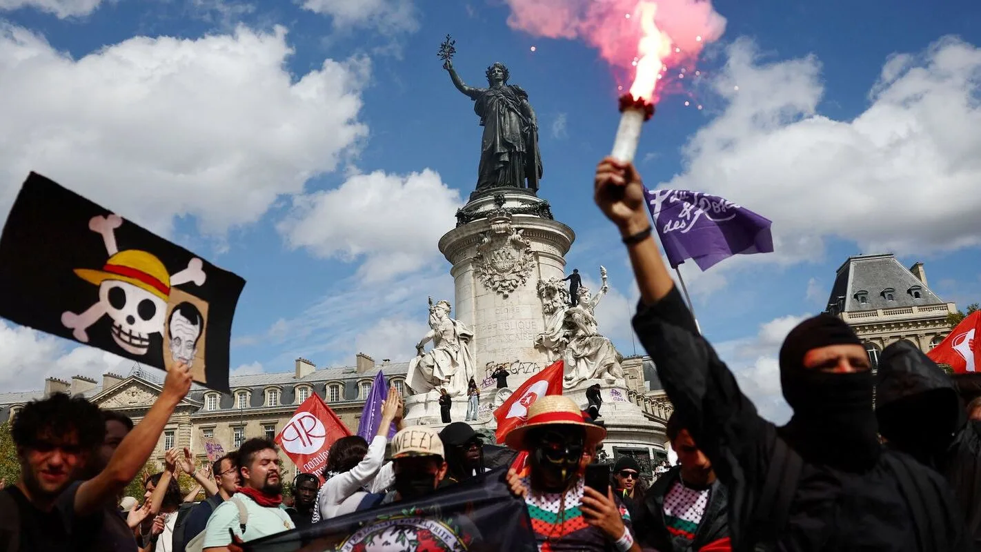 Manifestantes com bandeiras e sinalizadores em protesto na Praça da República, em Paris