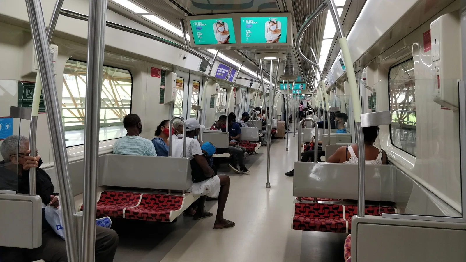 Interior de um trem do Metrô de Salvador com passageiros