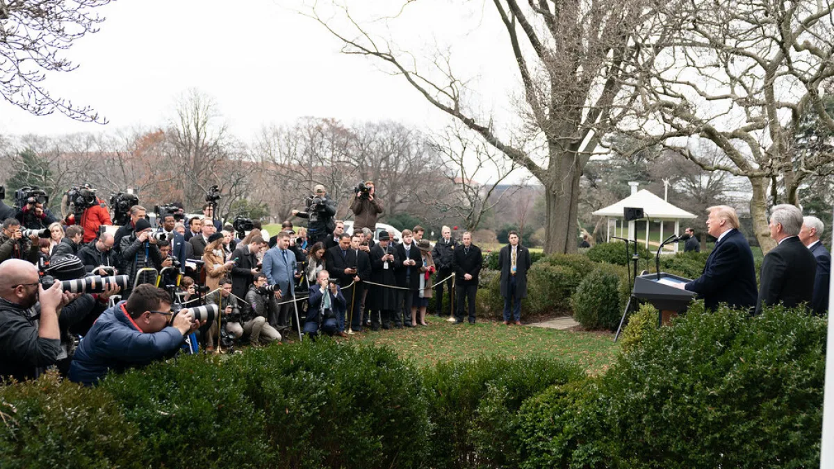 Donald Trump fala a jornalistas do lado de fora da Casa Branca