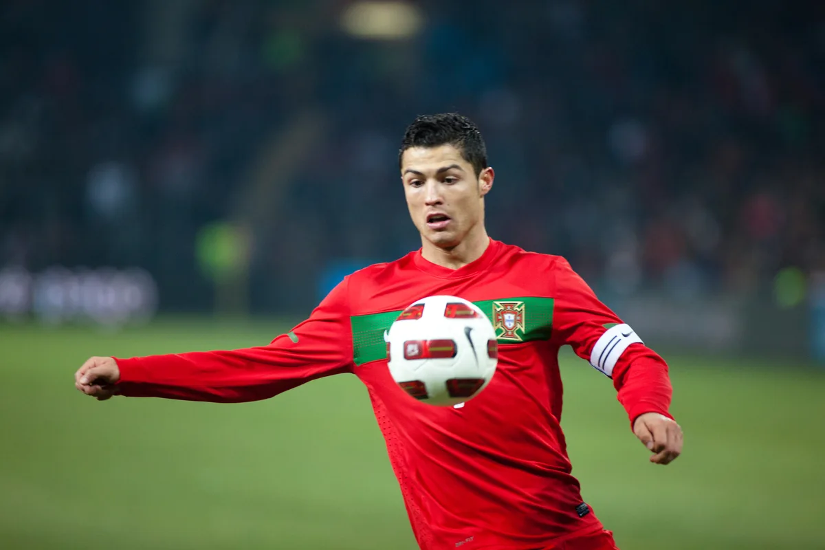 Cristiano Ronaldo em ação pela seleção de Portugal, com a camisa vermelha, em jogo de 2011