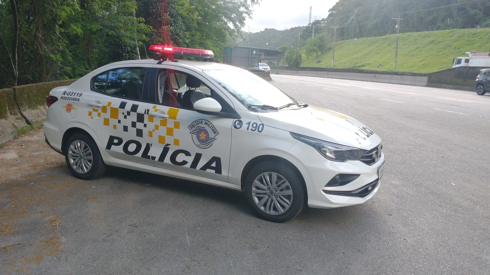 Viatura policial estacionada, imagem de contexto