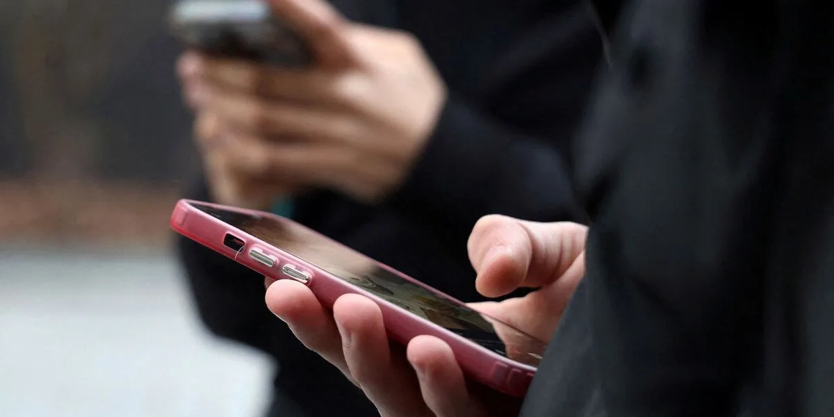 Pessoa usa celular; a decisão garante acesso sem consumir dados da franquia