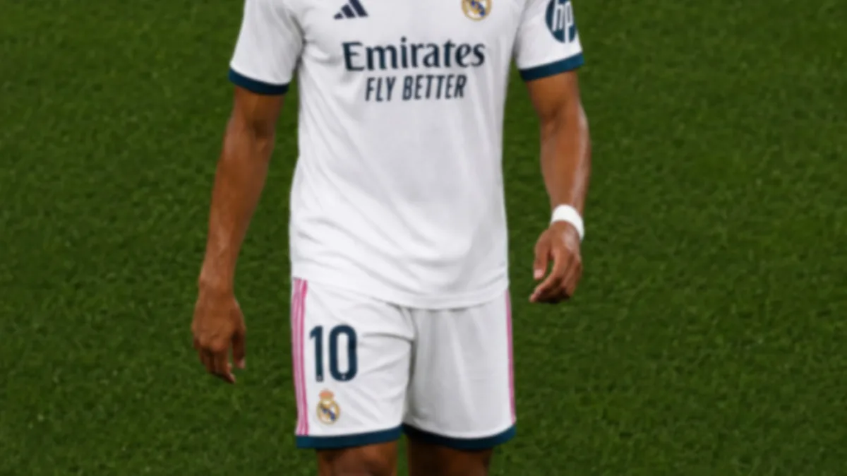 Kylian Mbappé em campo pelo Real Madrid