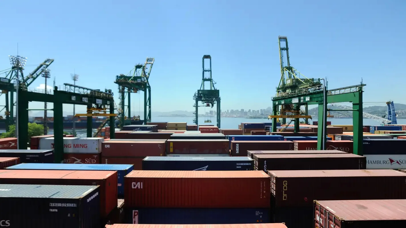 Grãos de soja sendo carregados para exportação