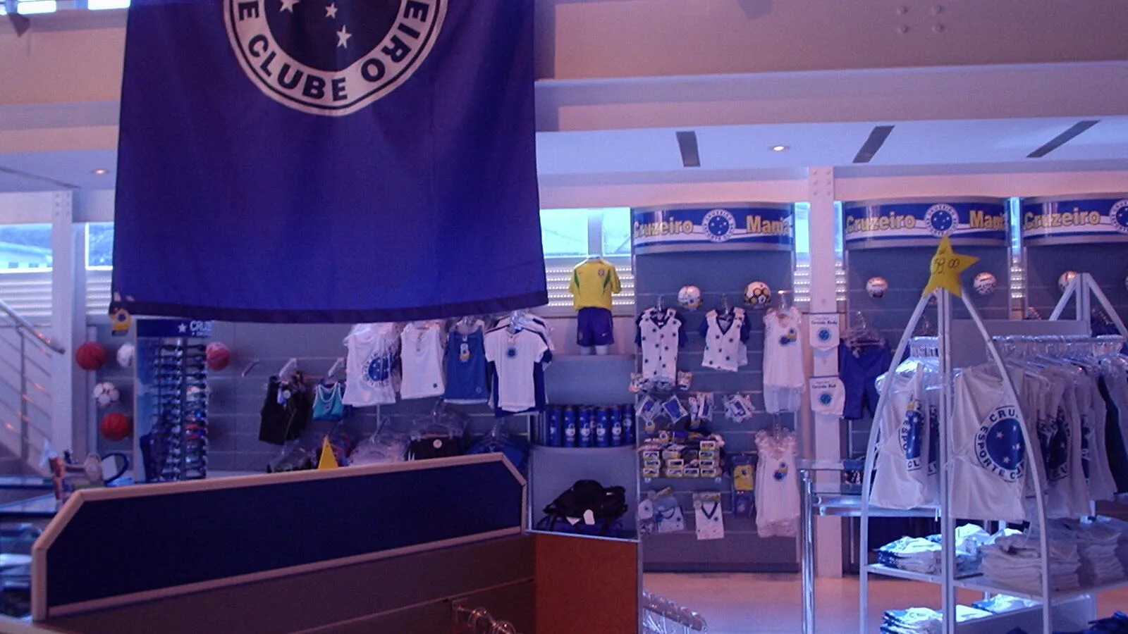 Loja oficial do Cruzeiro Esporte Clube, com bandeira e camisas do time