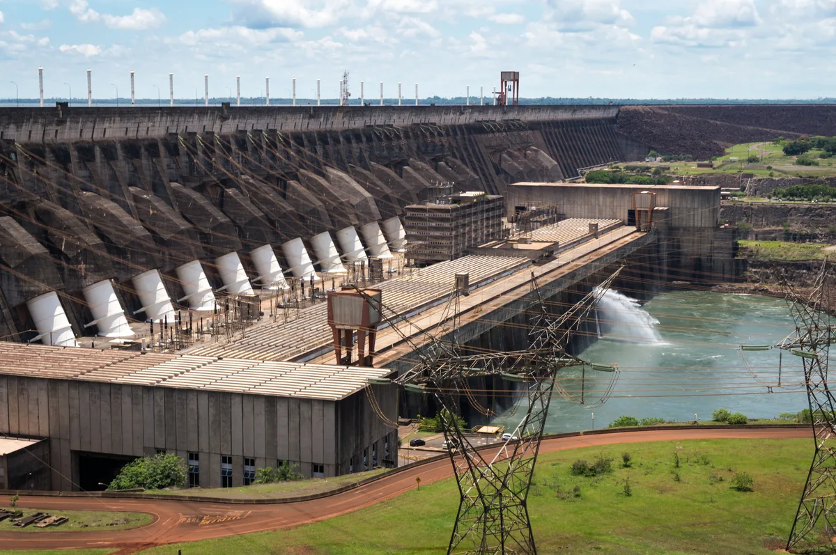 Vista aérea da usina hidrelétrica de Itaipu, na fronteira entre Brasil e Paraguai