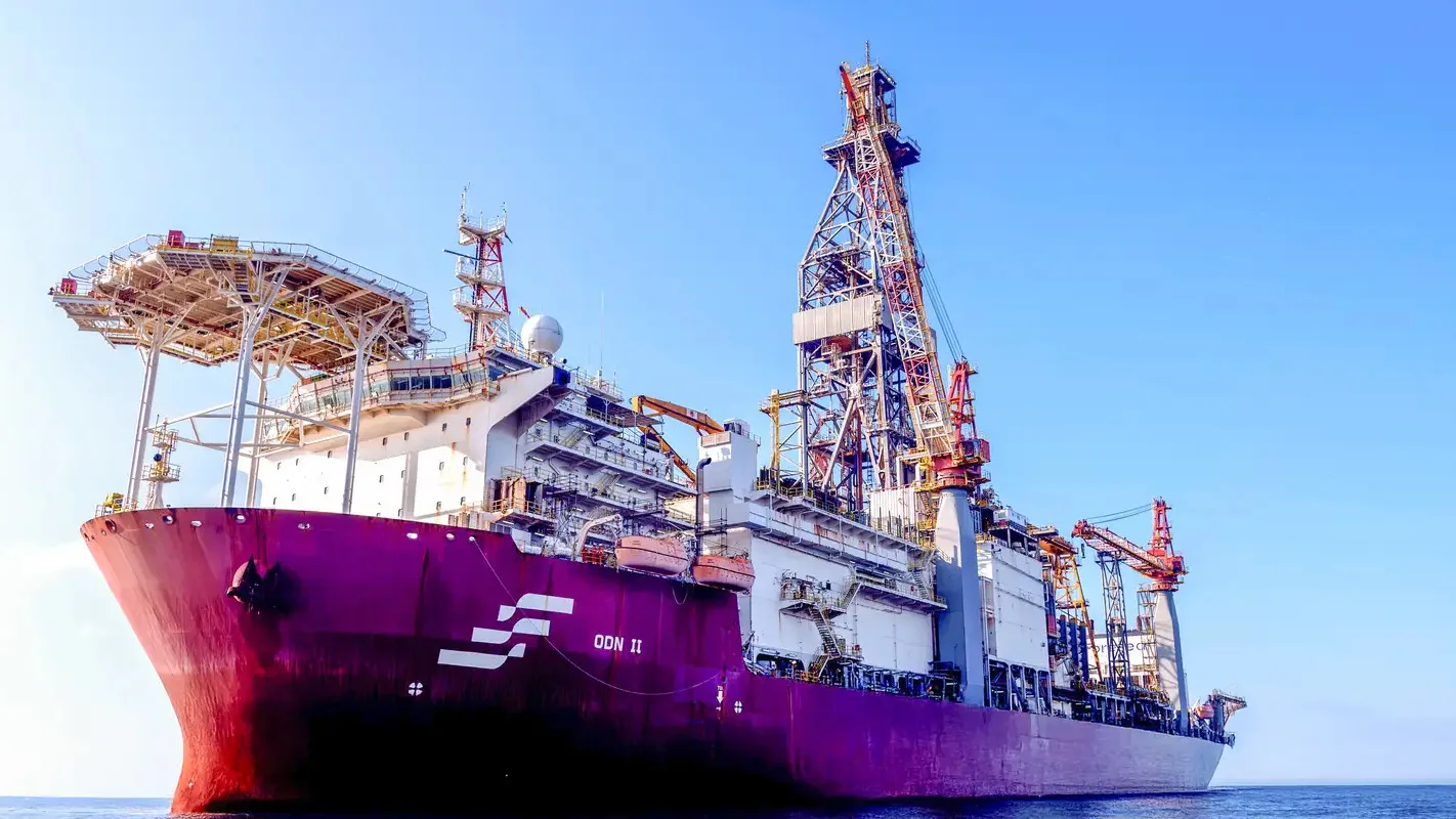 Navio-sonda da Petrobras em alto-mar