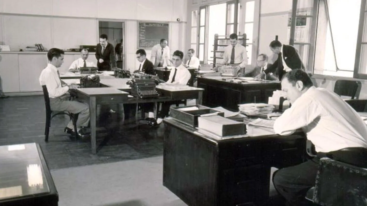 Microfone antigo de rádio em estúdio de jornalismo, foto de contexto sobre a história do radiojornalismo
