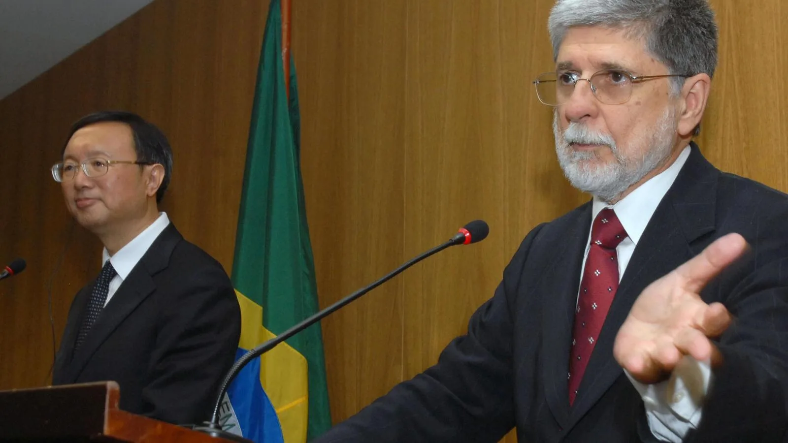 Celso Amorim discursa ao lado de autoridade chinesa em evento diplomático