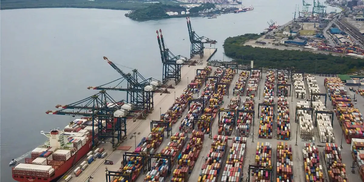 Vista aérea de contêineres empilhados no Porto de Santos, principal porto do Brasil