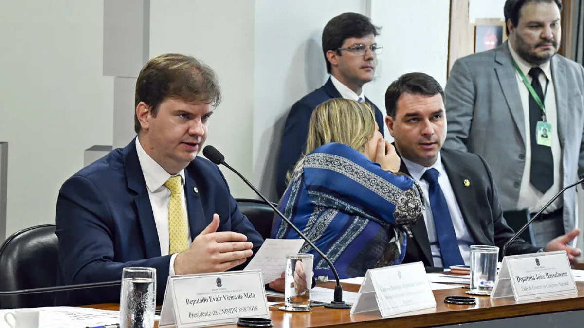 Flávio Bolsonaro em reunião de comissão no Senado