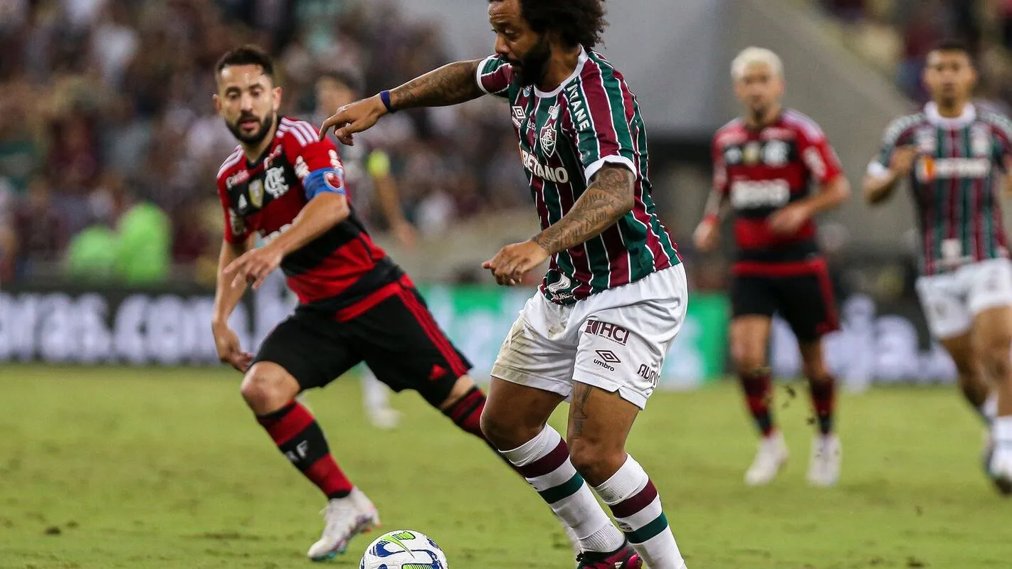 Jogador do Flamengo disputa bola em clássico do Brasileirão