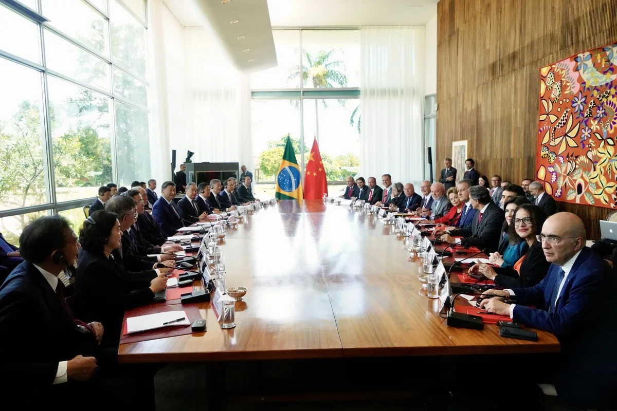 Delegações do Brasil e da China reunidas em encontro bilateral em Brasília