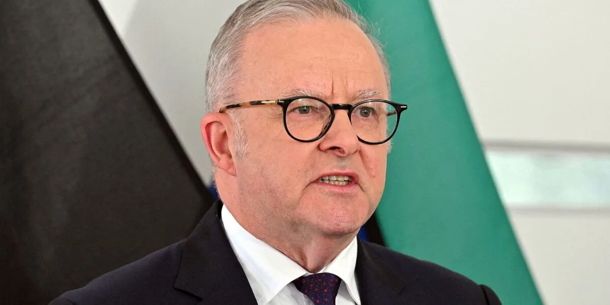 O primeiro-ministro australiano Anthony Albanese fala em coletiva de imprensa