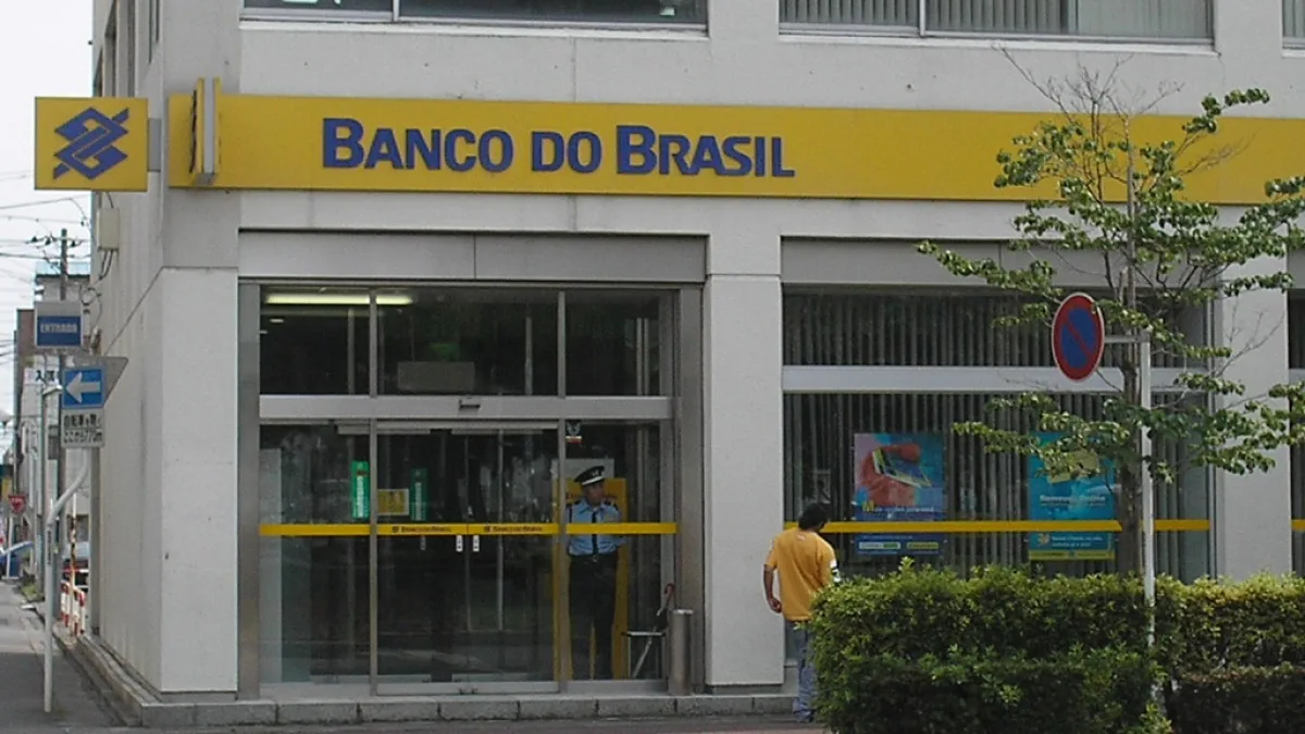 Fachada de agência do Banco do Brasil, com logo e letreiro do banco