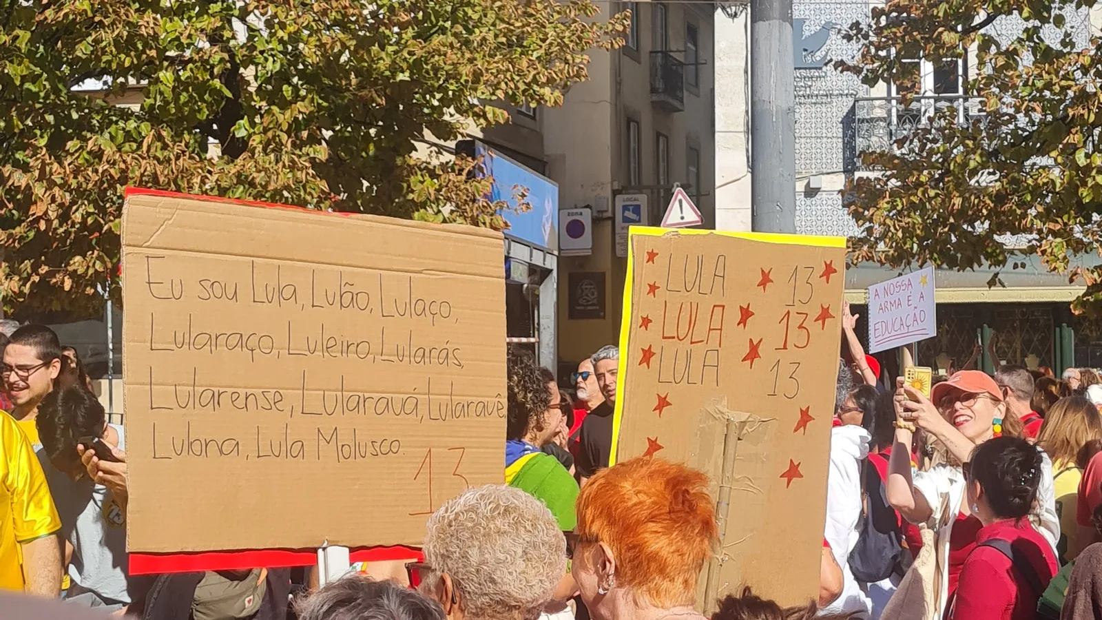 Manifestantes seguram cartazes em ato de apoio a Lula em Lisboa