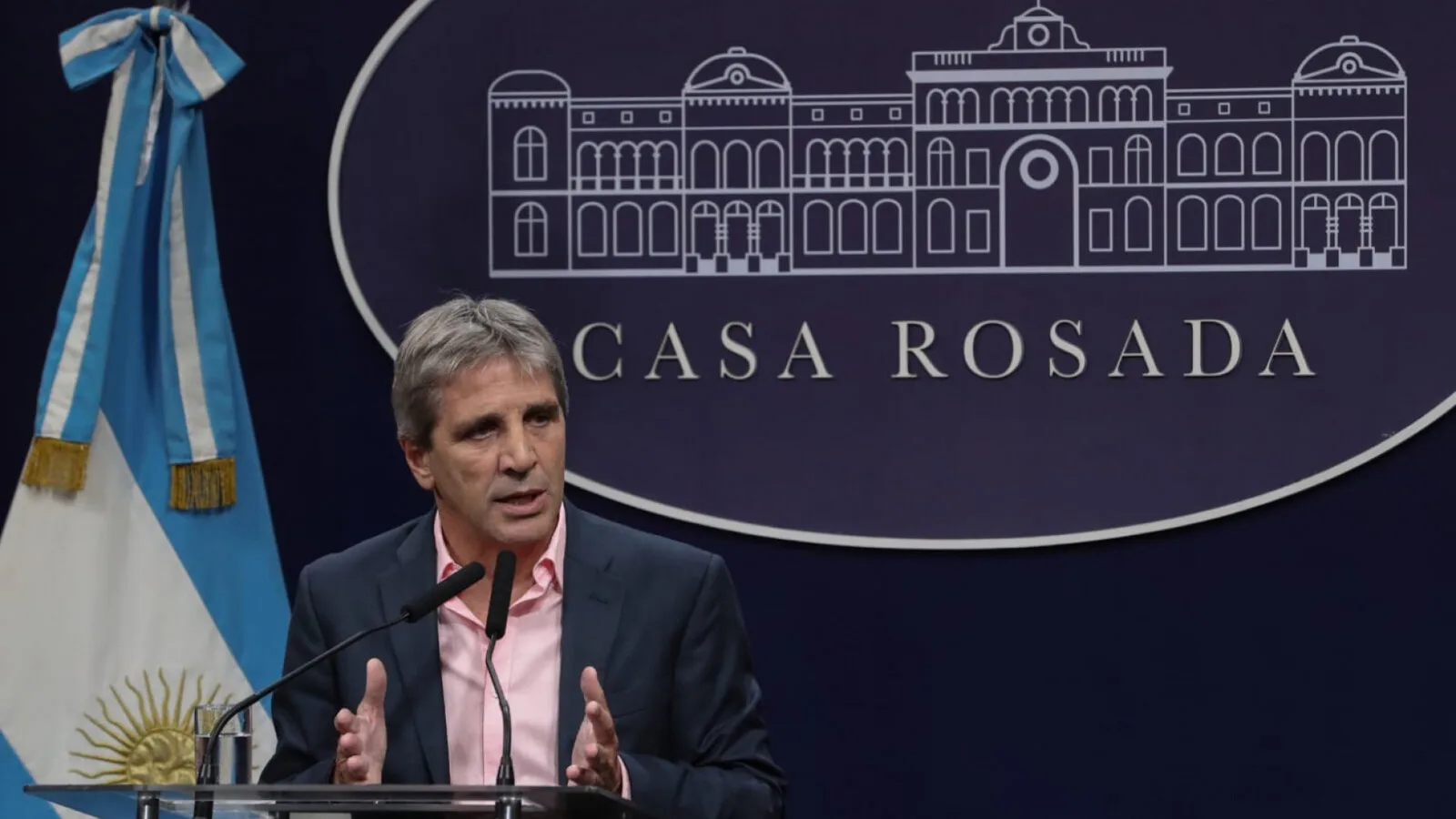 Luis Caputo, ministro da Economia da Argentina, fala em coletiva na Casa Rosada