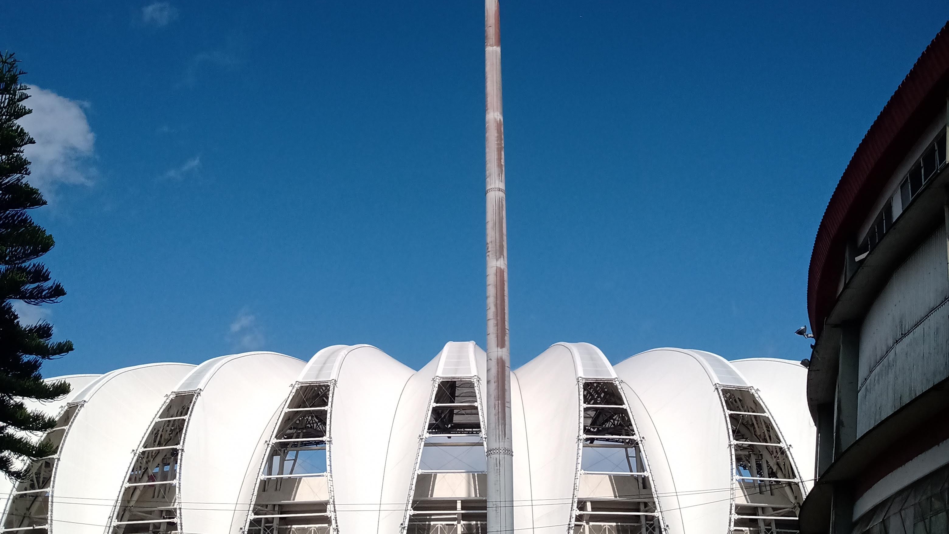 Fachada do Estádio Beira-Rio, em Porto Alegre, sob céu azul (foto do local, fora de dia de jogo)