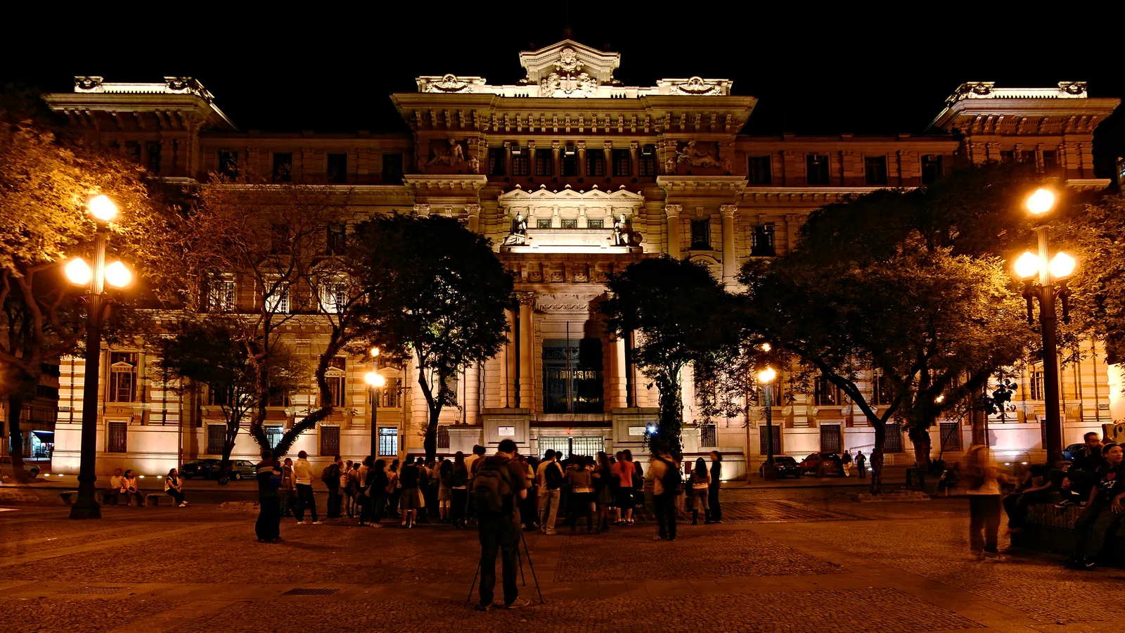 Fachada do Palácio da Justiça, sede do TJ-SP, à noite