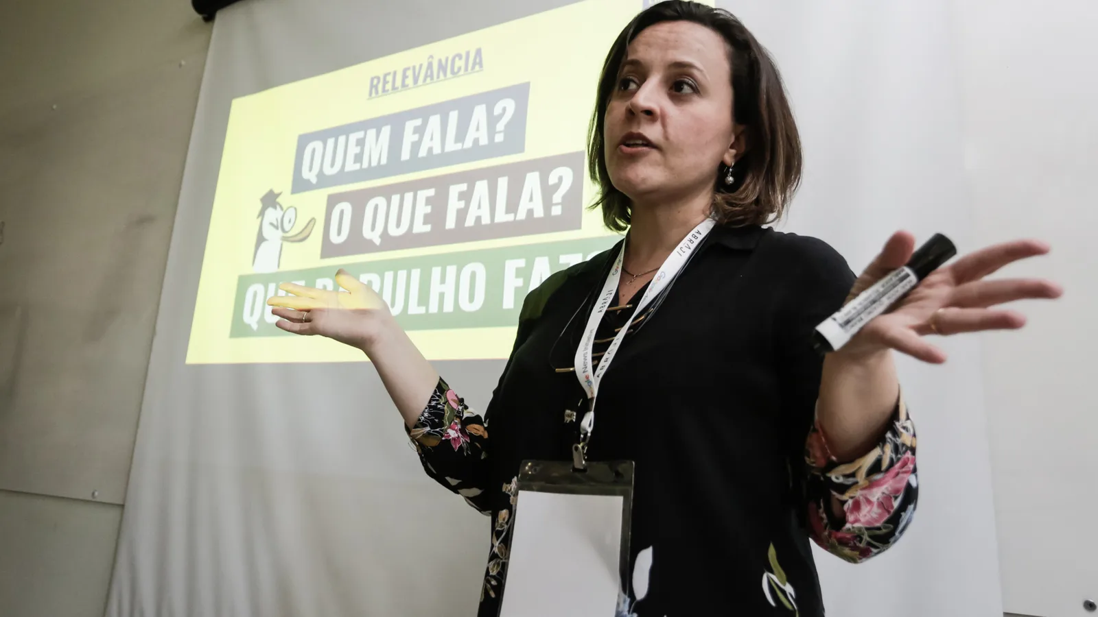 Cristina Tardáguila, fundadora do Observatório Lupa, durante palestra sobre jornalismo e desinformação