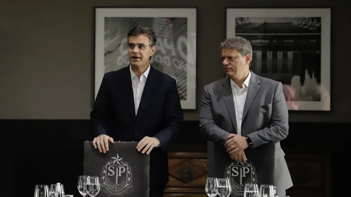 Tarcísio de Freitas ao lado do ex-governador Rodrigo Garcia, em foto de arquivo de reunião de transição