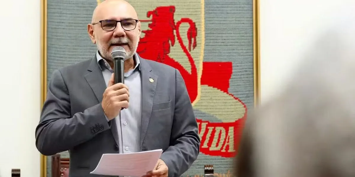 O reitor da UFPE, Alfredo Gomes, fala ao microfone durante entrevista coletiva sobre o incêndio