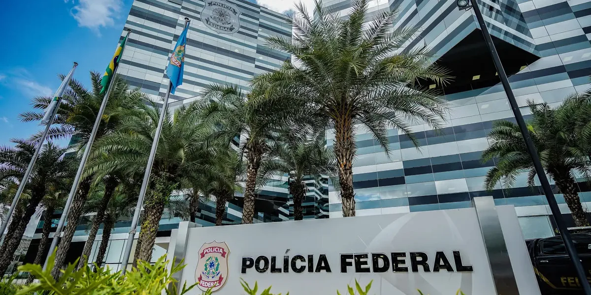 Fachada da sede da Polícia Federal em Brasília, com o símbolo da corporação