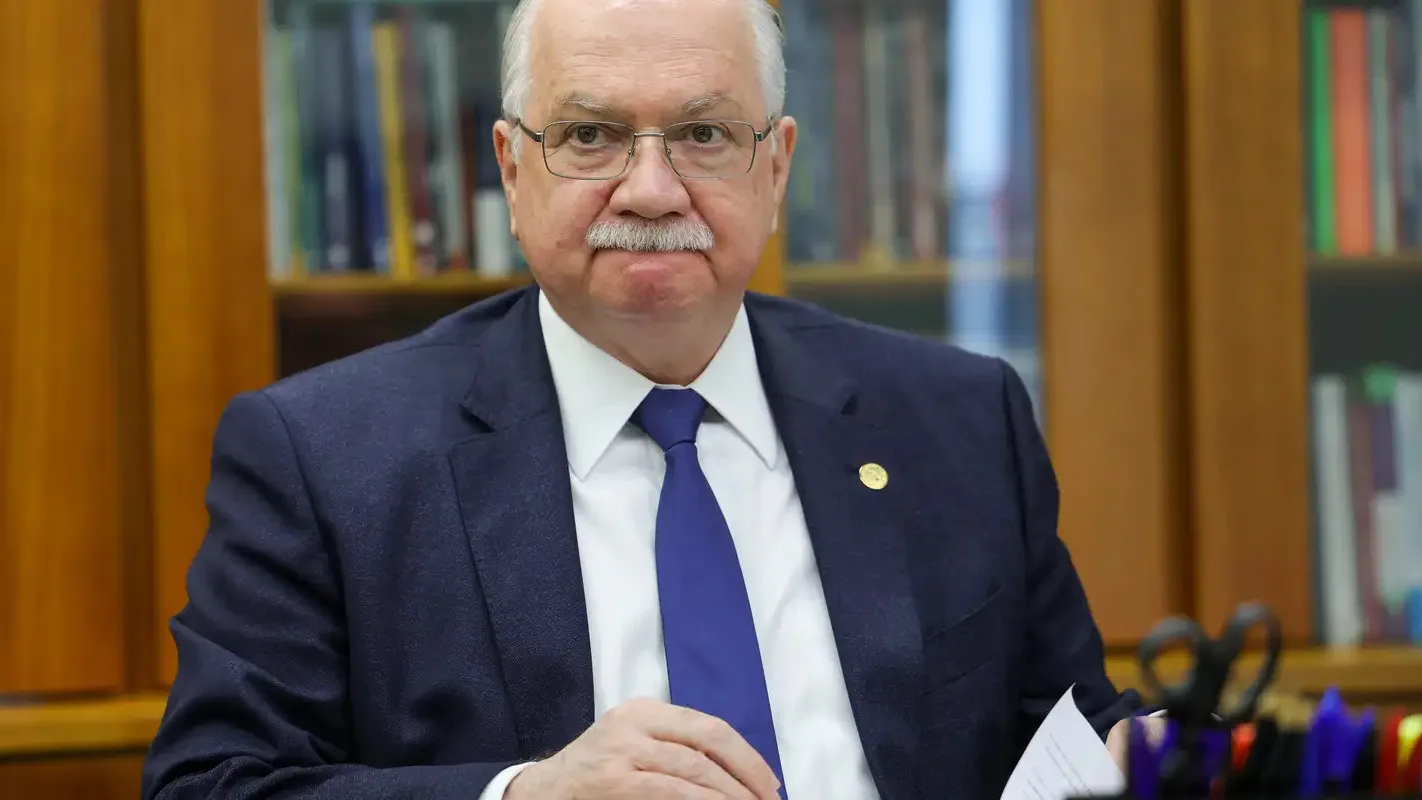 Ministro Edson Fachin em seu gabinete no STF, cercado de livros