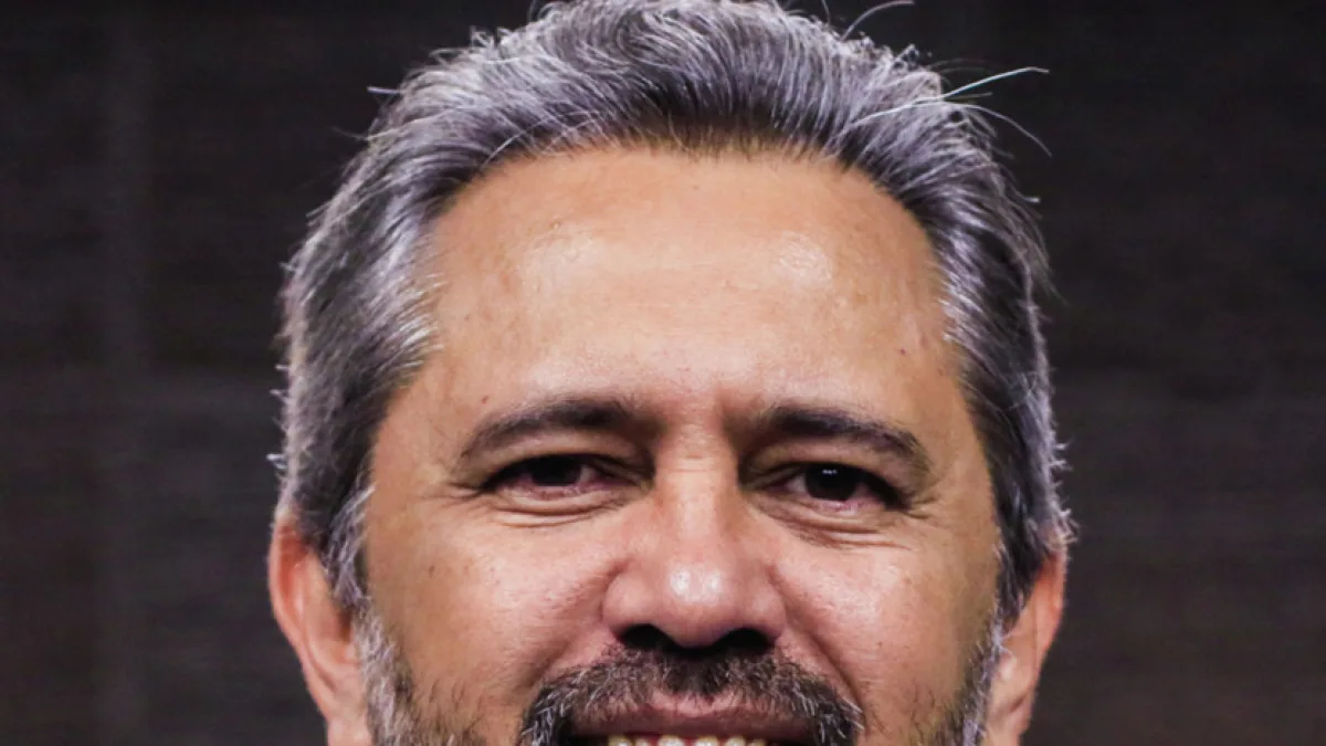 Elmano de Freitas, governador do Ceará e candidato à reeleição, sorri durante evento