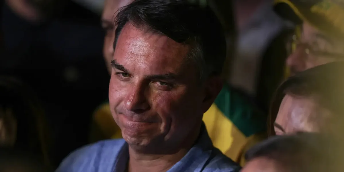 Flavio Bolsonaro em evento de campanha, alvo da critica da ministra
